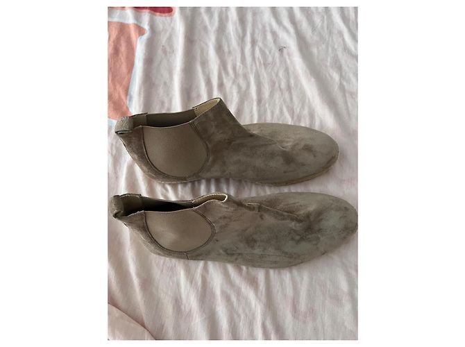 Christian Louboutin Botines Planos de Ante Beige - vista 7