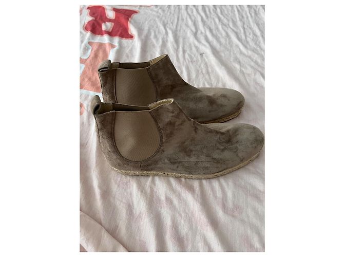 Christian Louboutin Botines Planos de Ante Beige - vista 8