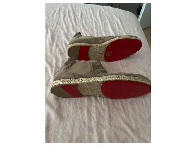 Christian Louboutin Botines Planos de Ante Beige - vista 9