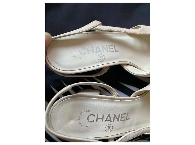 Décolleté Chanel in pelle beige - vista 2