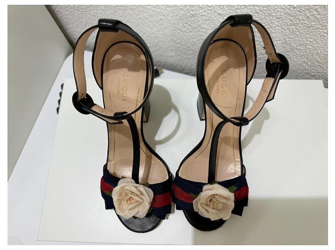 Sandali Gucci con tacco a blocco e applicazione rosa Nero Rosso - vista 3