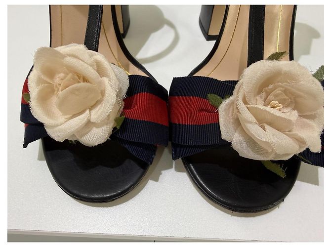 Sandali Gucci con tacco a blocco e applicazione rosa Nero Rosso - vista 6