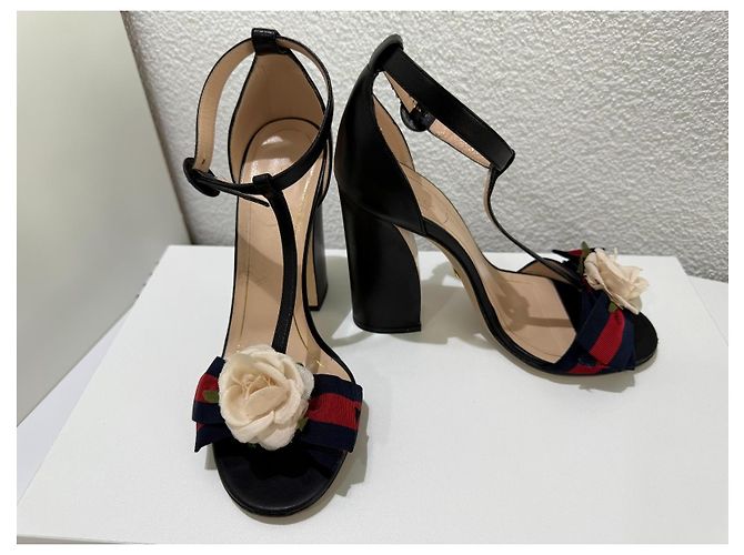 Sandali Gucci con tacco a blocco e applicazione rosa Nero Rosso - vista 7