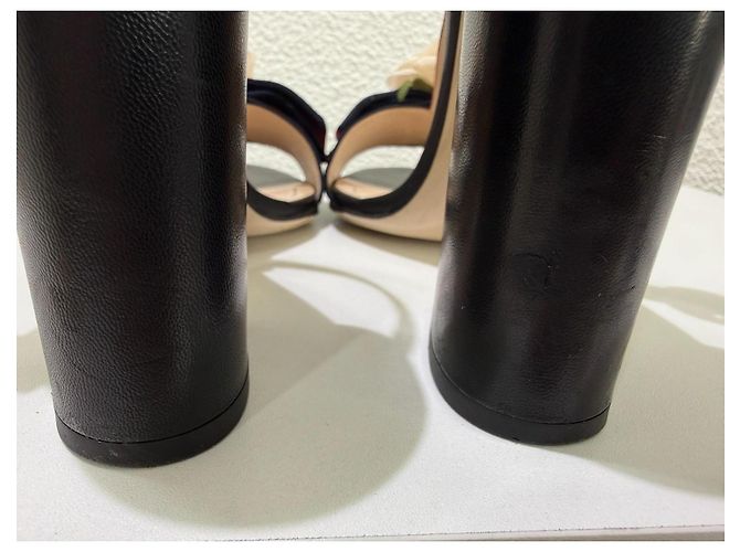 Sandali Gucci con tacco a blocco e applicazione rosa Nero Rosso - vista 9