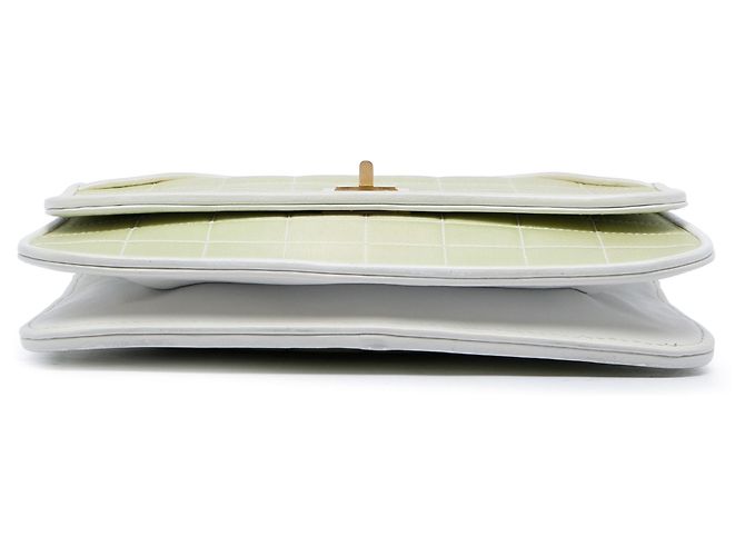 Chanel Green Chocolate Bar Satin Reissue 2.55 Single Flap Verde Verde chiaro - vista 3