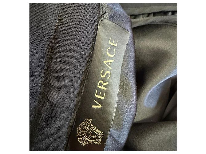 Versace Minirock mit geraffter Taille aus schwarzer Viskose - Ansicht 4