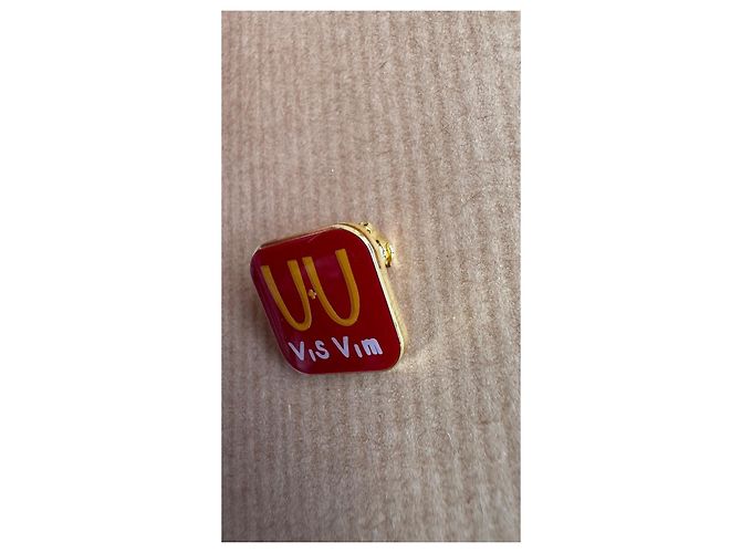 visvim Spilla Pin Badge Logo in Ottone Rosso D'oro - vista 2