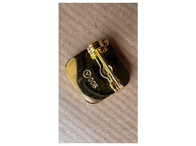 visvim Spilla Pin Badge Logo in Ottone Rosso D'oro - vista 4