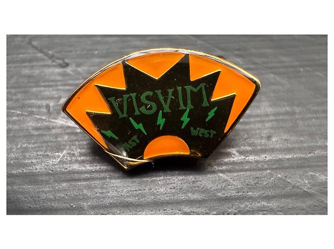 visvim Spilla Logo Broche in Ottone Nero Verde Arancione - vista 2