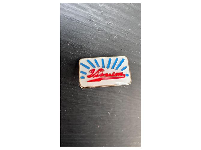 visvim Spilla Logo in Ottone Bianco Rosso Blu - vista 2