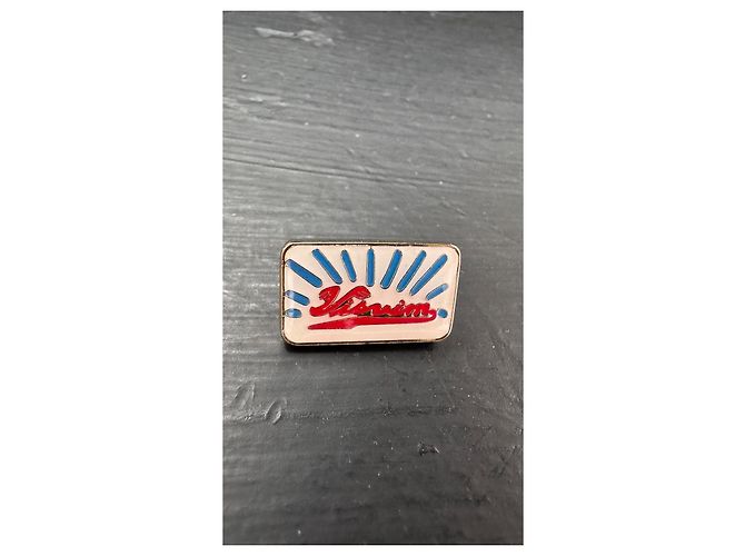 visvim Spilla Logo in Ottone Bianco Rosso Blu - vista 6