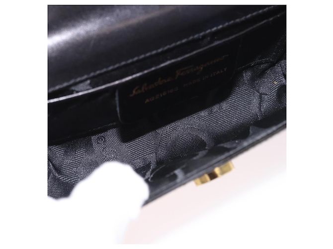 Borsa a tracolla con catena Vara Ribbon Salvatore Ferragamo in vernice nera e oro Auth bs35689 Nero D'oro - vista 10