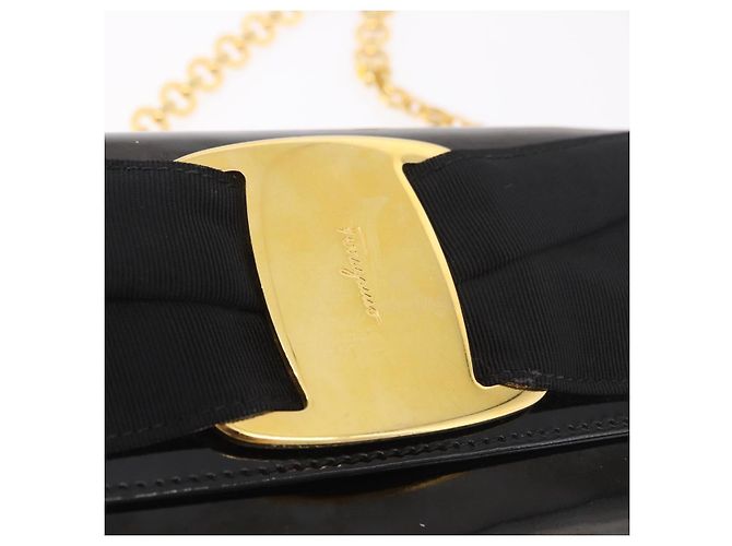 Borsa a tracolla con catena Vara Ribbon Salvatore Ferragamo in vernice nera e oro Auth bs35689 Nero D'oro - vista 18