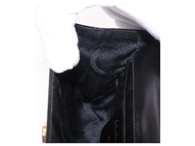 Borsa a tracolla con catena Vara Ribbon Salvatore Ferragamo in vernice nera e oro Auth bs35689 Nero D'oro - vista 21