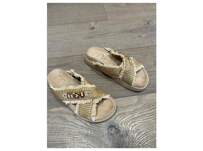 Miu Miu Mou Sandali piatti in paglia intrecciata e pelle Beige D'oro - vista 10