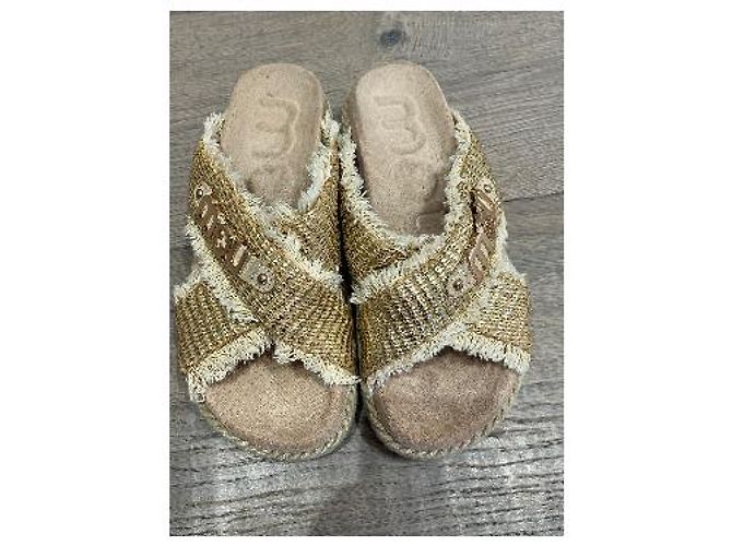 Miu Miu Mou Sandali piatti in paglia intrecciata e pelle Beige D'oro - vista 4