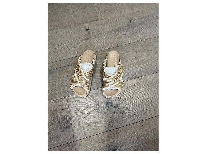 Miu Miu Mou Sandali piatti in paglia intrecciata e pelle Beige D'oro - vista 7