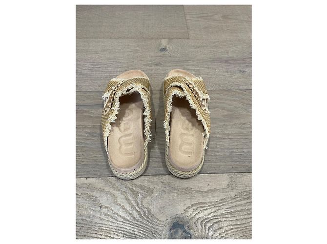 Miu Miu Mou Sandali piatti in paglia intrecciata e pelle Beige D'oro - vista 8