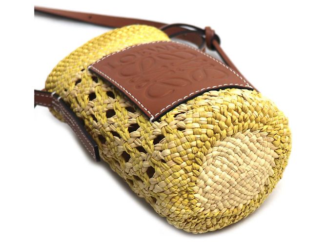 Borsa a tracolla Loewe Anagram Cylinder Pocket Giallo - vista 3