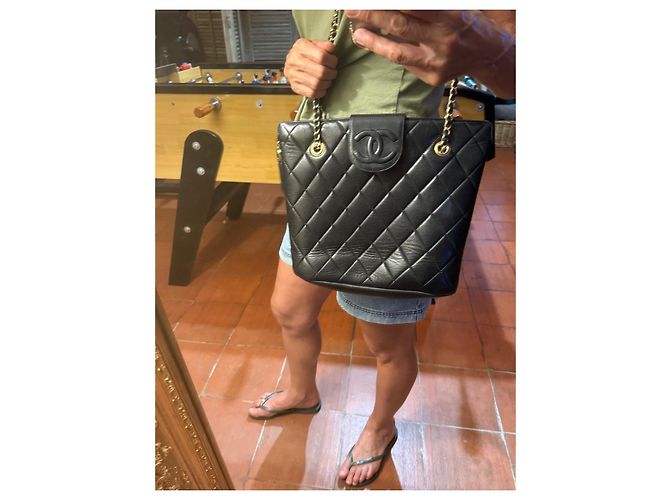 Chanel Borsa a Secchiello in Pelle Nera Trapuntata Nero - vista 2