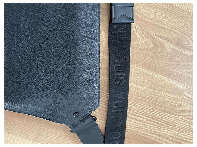 Louis Vuitton Marsupio in Pelle Nero - vista 3