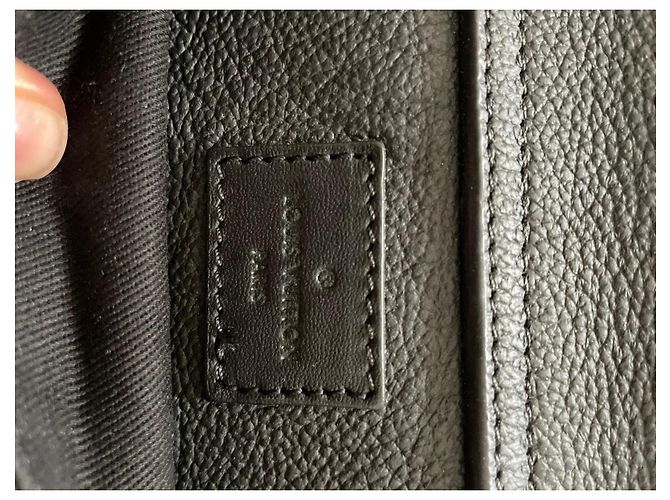 Louis Vuitton Marsupio in Pelle Nero - vista 6