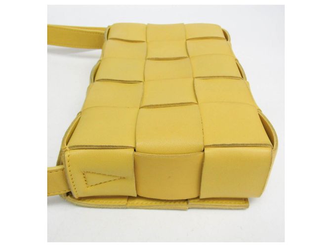 Borsa a tracolla Bottega Veneta Intrecciato Cassette in giallo - vista 4