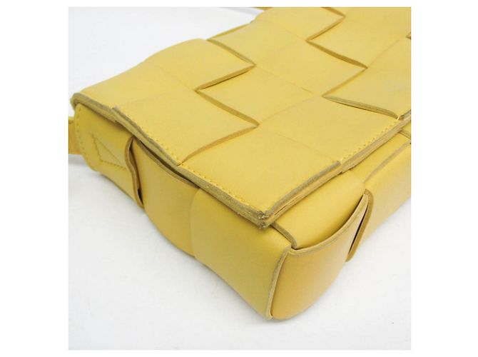 Borsa a tracolla Bottega Veneta Intrecciato Cassette in giallo - vista 5