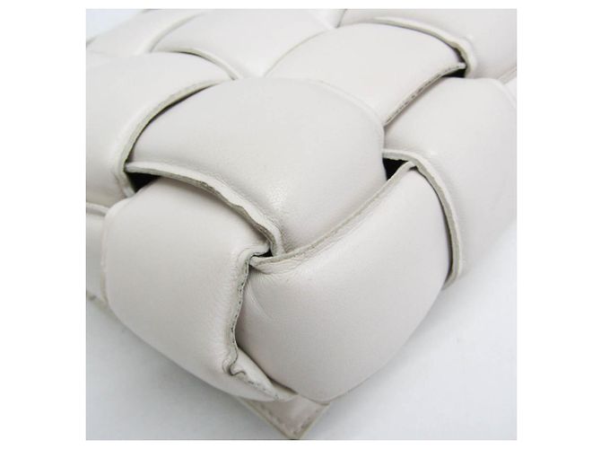 Borsa a tracolla da donna Bottega Veneta Intrecciato Padded Cassette Bianco sporco - vista 4