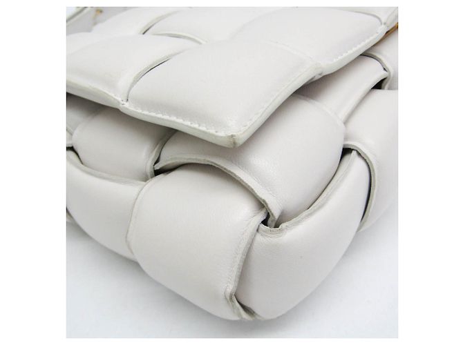 Borsa a tracolla da donna Bottega Veneta Intrecciato Padded Cassette Bianco sporco - vista 6