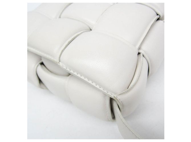 Borsa a tracolla da donna Bottega Veneta Intrecciato Padded Cassette Bianco sporco - vista 9