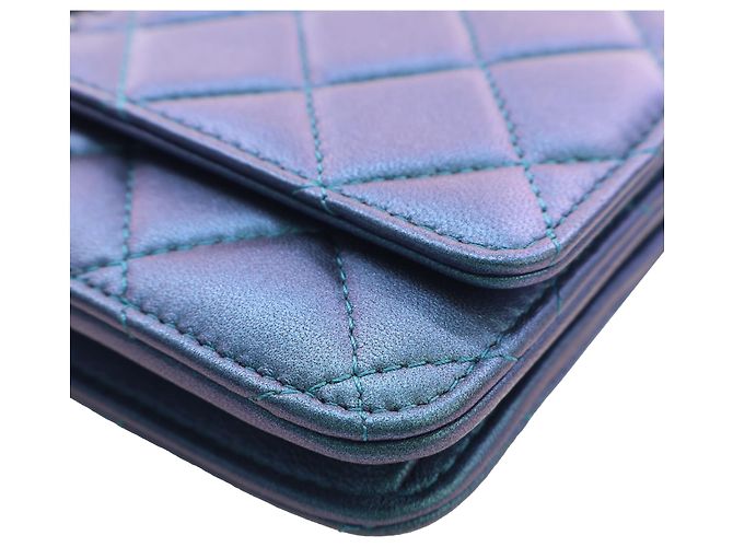 Wallet On Chain Portafoglio con catena in agnello iridescente blu CC trapuntato Chanel - vista 12