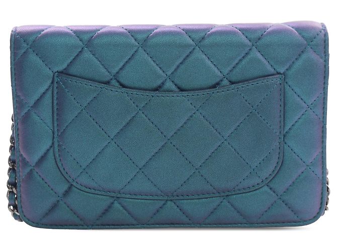 Wallet On Chain Portafoglio con catena in agnello iridescente blu CC trapuntato Chanel - vista 2