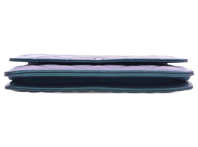 Wallet On Chain Portafoglio con catena in agnello iridescente blu CC trapuntato Chanel - vista 3