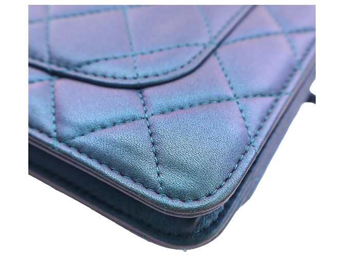 Wallet On Chain Portafoglio con catena in agnello iridescente blu CC trapuntato Chanel - vista 7