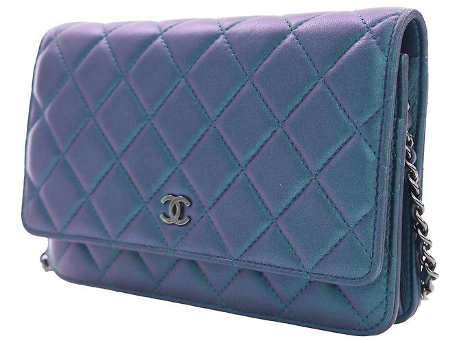 Wallet On Chain Portafoglio con catena in agnello iridescente blu CC trapuntato Chanel - vista 8