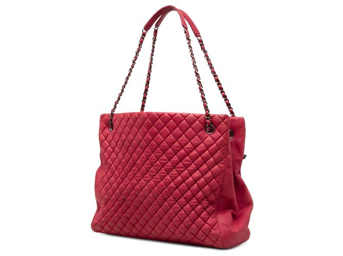 Neue Chanel Bubble Tote aus gestepptem irisierendem rotem Kalbsleder, Größe Large - Ansicht 2