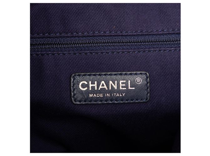 Neue Chanel Bubble Tote aus gestepptem irisierendem rotem Kalbsleder, Größe Large - Ansicht 5