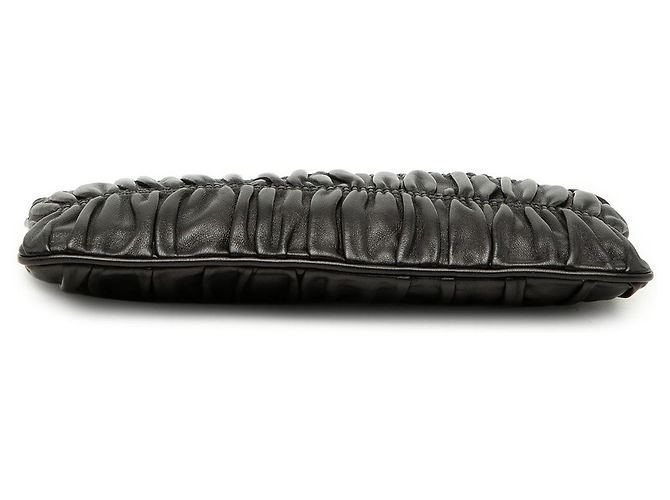 Gaufre Clutch con polsino in nappa gofrata nera Prada Nero - vista 3