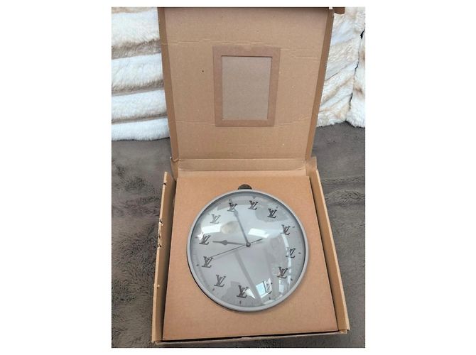 Louis Vuitton Horloge Murale Monogramme Édition Limitée Gris - vue 2