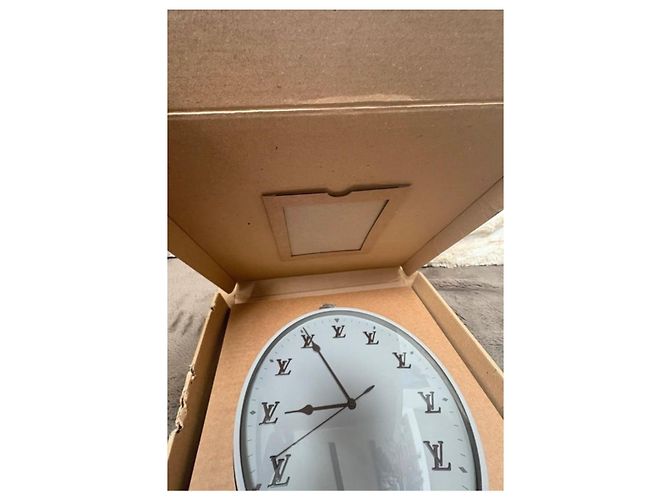 Louis Vuitton Horloge Murale Monogramme Édition Limitée Gris - vue 3
