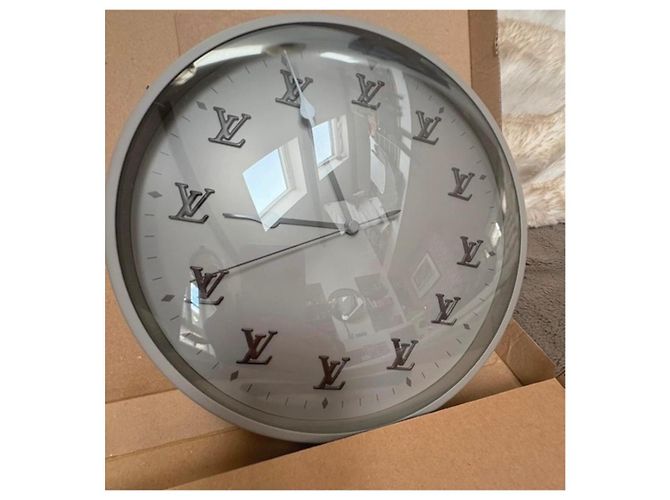 Louis Vuitton Horloge Murale Monogramme Édition Limitée Gris - vue 5