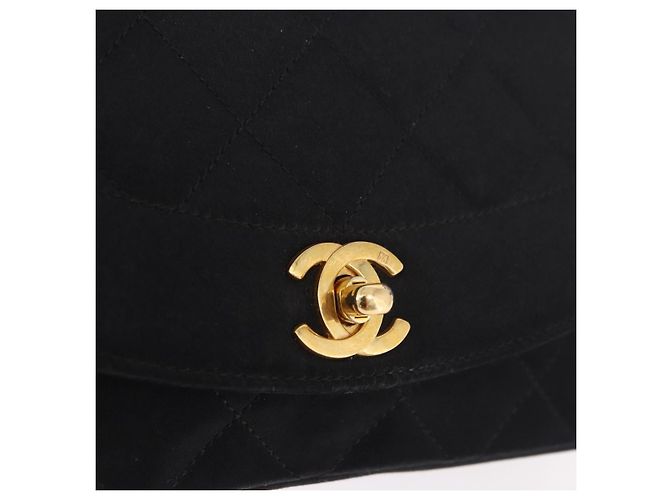 CHANEL Matelasse Chain Shoulder Bag Satin Black Gold CC Auth 187299V Nero D'oro - vista 17