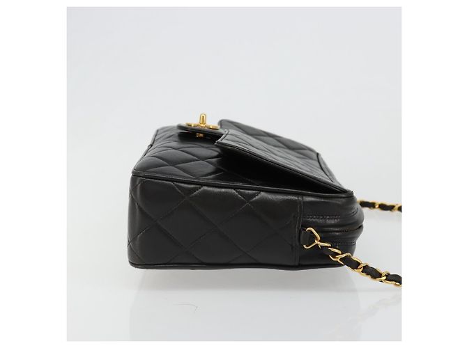 CHANEL Bolso de Hombro con Cadena de Piel de Cordero Negro y Oro Matelasse CC Auth yk20568SAV Dorado - vista 3