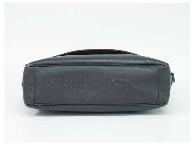 Louis Vuitton Roman in pelle Taiga MM Blu navy - vista 3