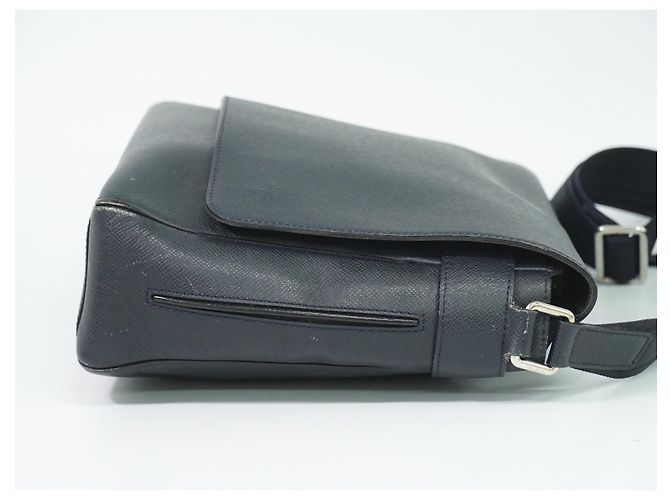 Louis Vuitton Roman in pelle Taiga MM Blu navy - vista 4