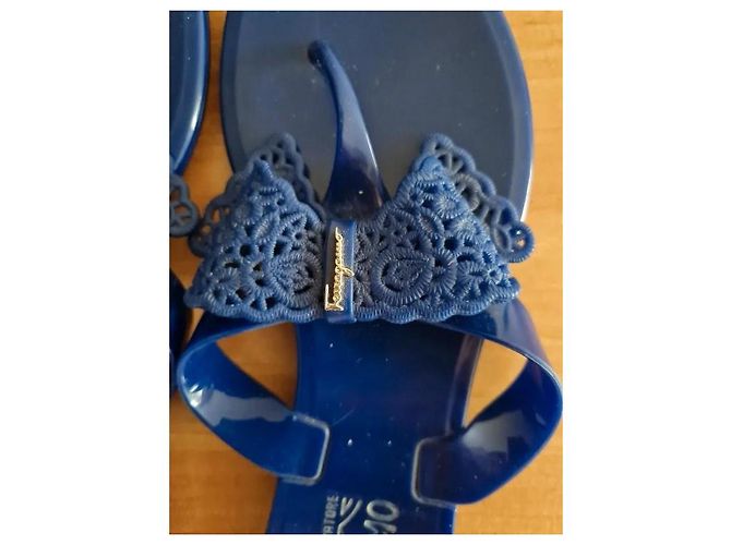 Salvatore Ferragamo Infradito in gomma blu con fiocco - vista 2