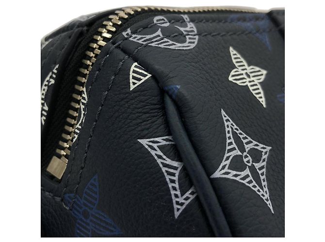Borsa Louis Vuitton Monogram Shadow City Keepall Boston Blu navy - vista 5