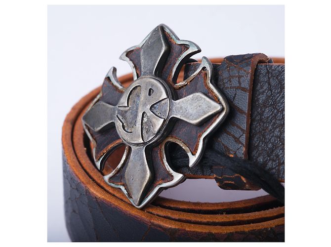 John Richmond Richmond Gürtel aus braunem Distressed-Leder mit Kreuzschließe Schwarz - Ansicht 2