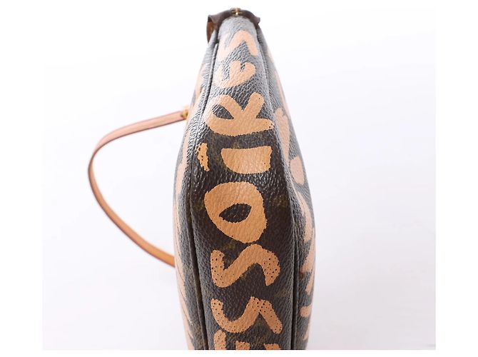 Borsa Louis Vuitton Pochette Accessoire Monogram Graffiti Marrone M92193 - vista 11